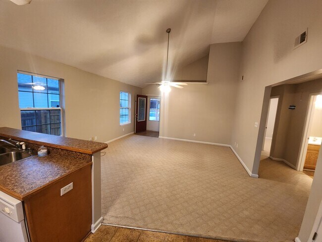 Building Photo - Spacious 3 bedroom 2 full bathroom with fr...