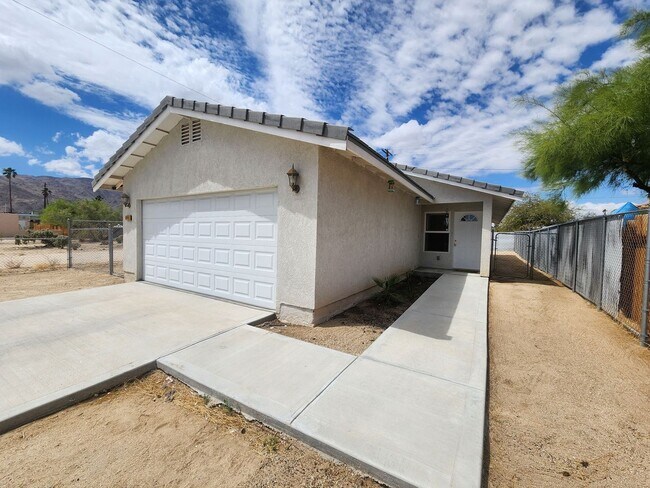 Building Photo - Great Home Close to Downtown **$150 off 1s...