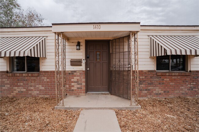 Building Photo - 1410 W Clarendon Ave