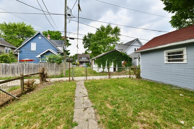 Building Photo - 852 N Rural St