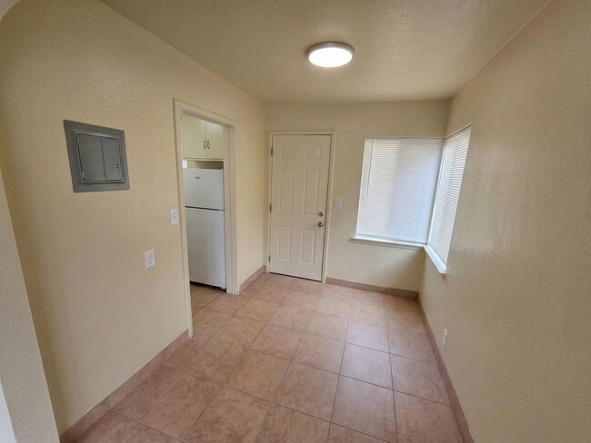 Building Photo - Recently Remodeled 1 Bedroom Duplex Unit Looking for a new tenant!