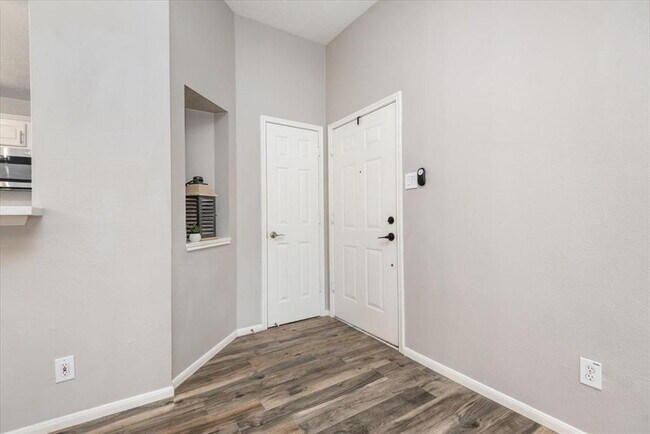 Building Photo - 8051 Bay Branch Dr