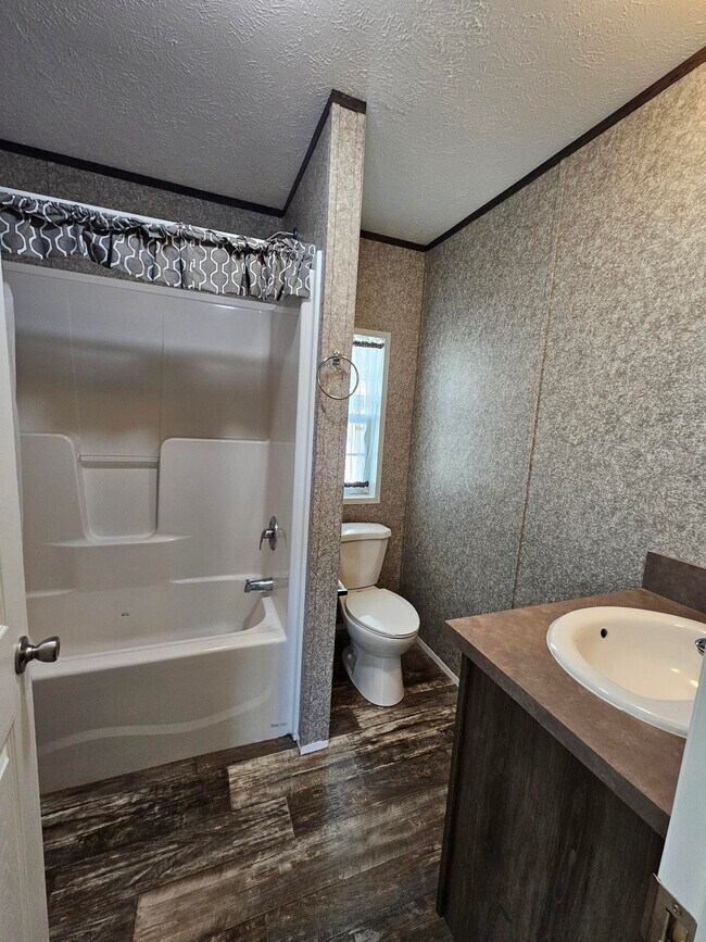 Foto del edificio - 244 Blossom Ln