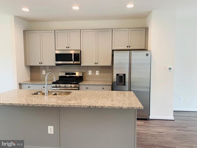 Building Photo - 8202 Maude Ln
