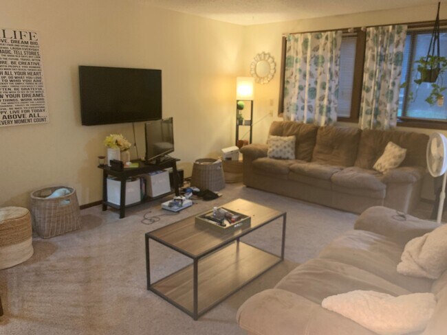 Foto del edificio - 2 Br / 1 Ba TH w/ 1-Car Garage in Brooklyn...