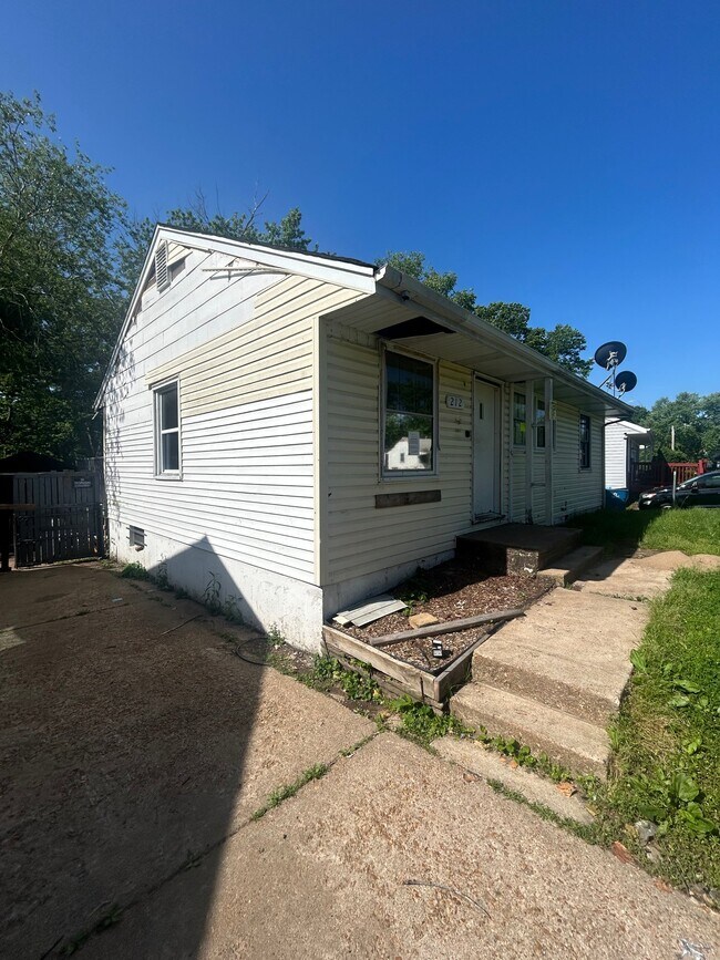 Building Photo - 212 Cameron Rd