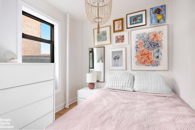 Foto del edificio - 227 W 11th St