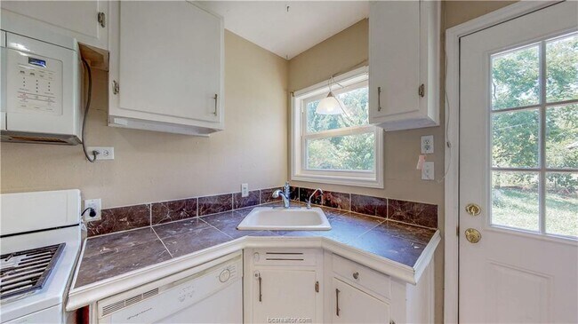 Foto del edificio - 712 Williamson Dr