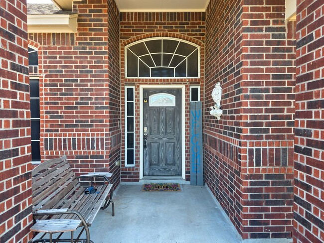 Building Photo - Quiet & Amenities on the Southside!