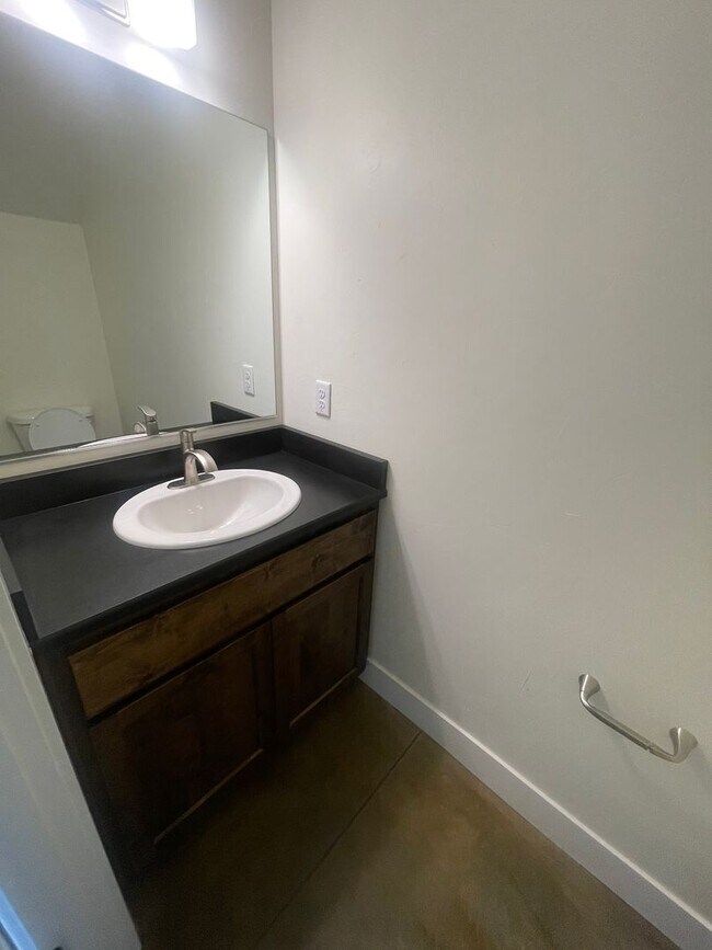 Foto del edificio - Stunning Three Bedroom Town Home In Lebanon OR!