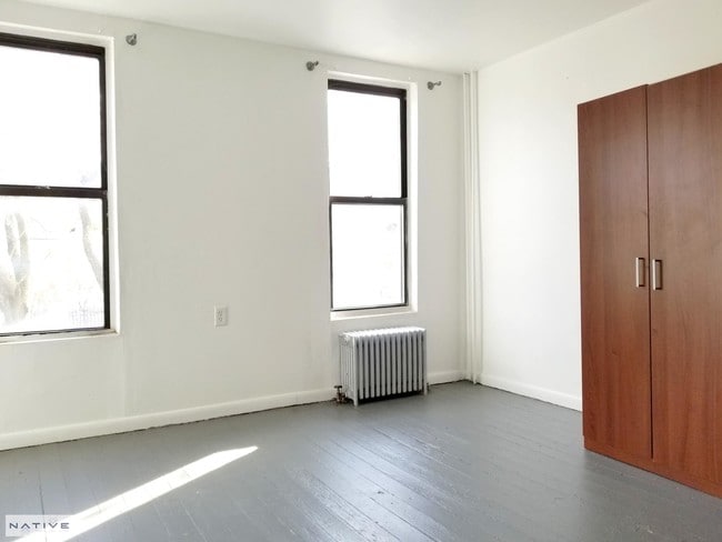 Building Photo - 584 7th Ave