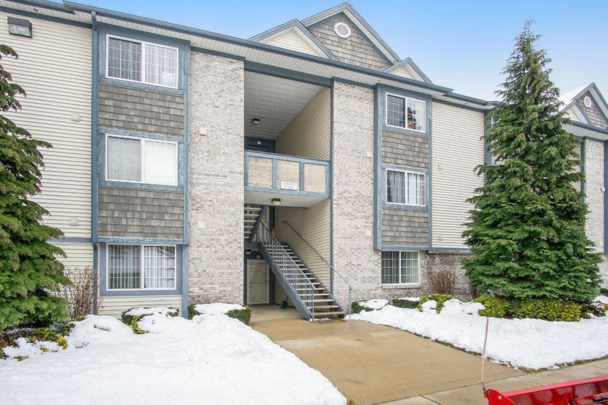 18372 N Ridge Ct, Spring Lake, MI 49456 Townhome Rentals in Spring