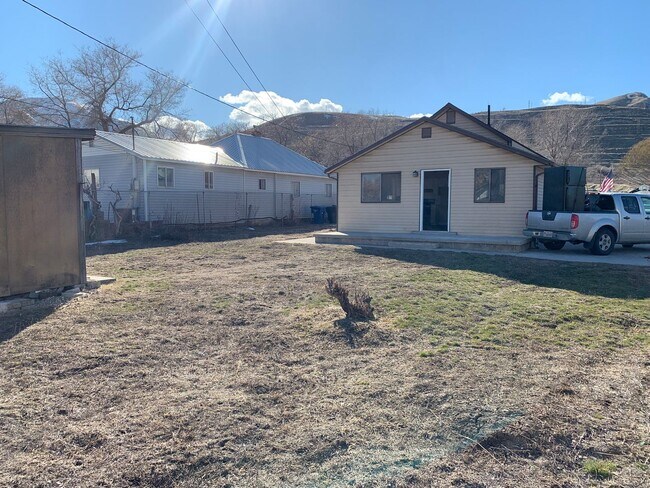 Foto del edificio - Updated 4 Bed Home with Large Yard