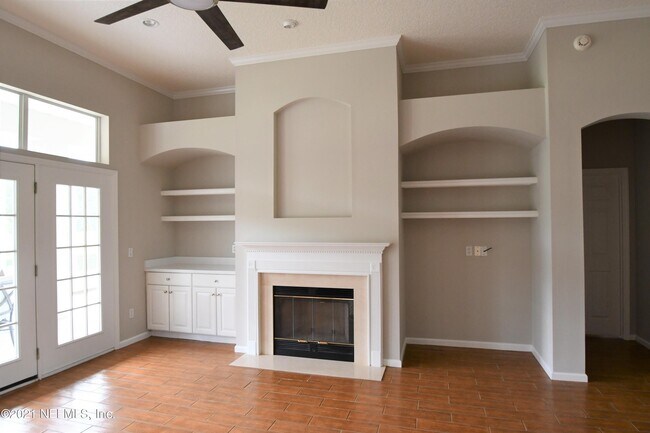 Foto del edificio - 925 Lotus Ln S