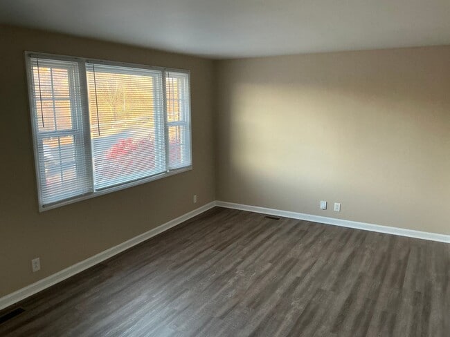 Building Photo - 220 Crossland Ave