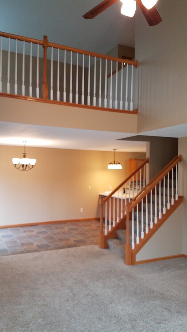 Building Photo - Spacious End Unit Townhouse