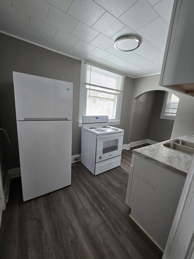 Building Photo - 906 Erie Ave