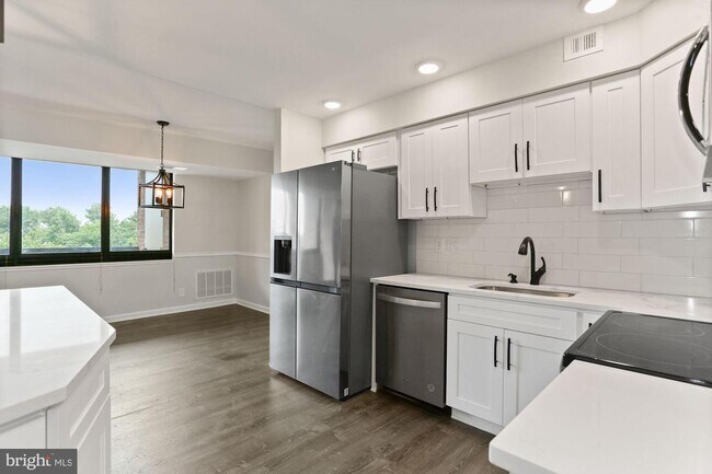 Building Photo - 1805 Crystal Dr