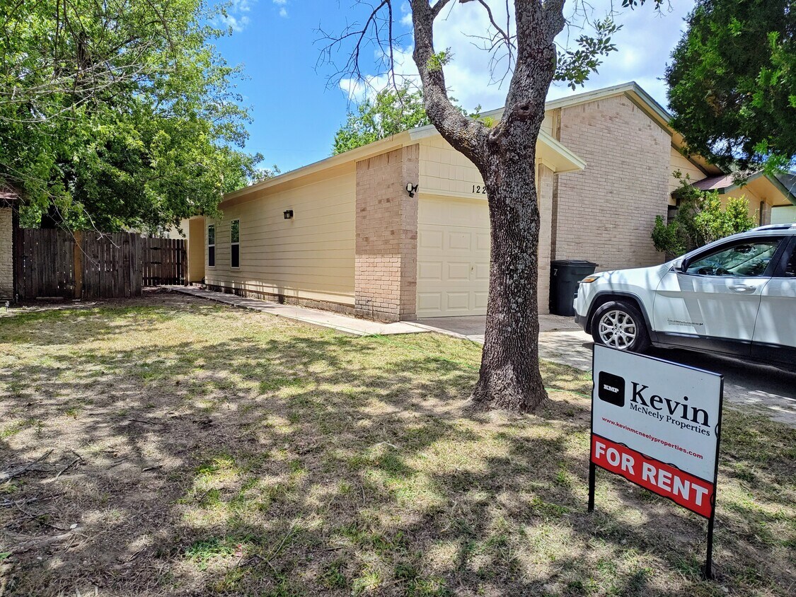 Foto principal - 1222 Royal Crest Dr