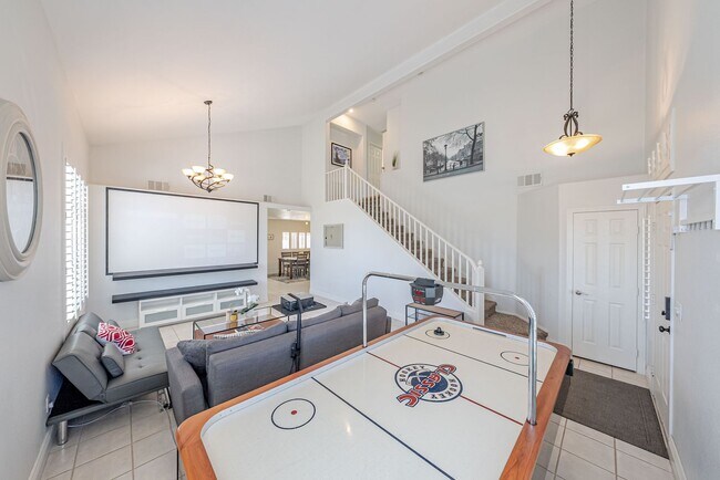 Foto del edificio - Beautiful 4BD/3.5BA Home in Prime Southwest Location – Ensuite Bedroom Downstairs!