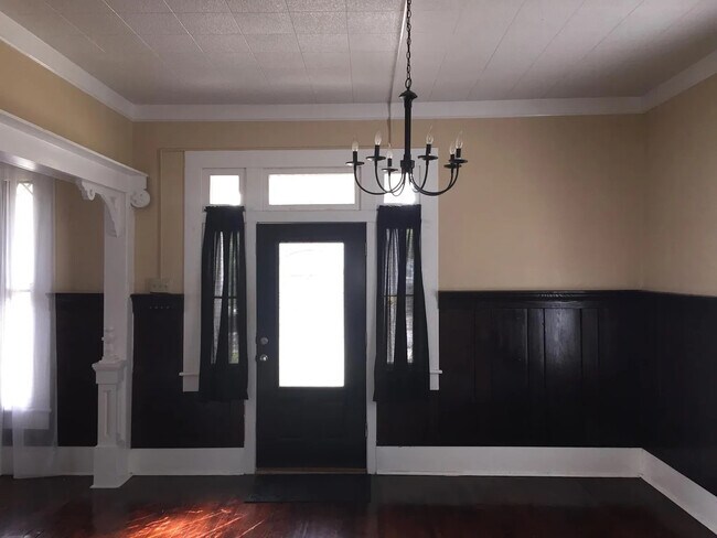 Building Photo - Room in Single Family Home on E Laurel