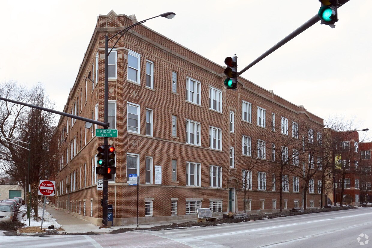 Foto del edificio - 5860 N Ridge Ave