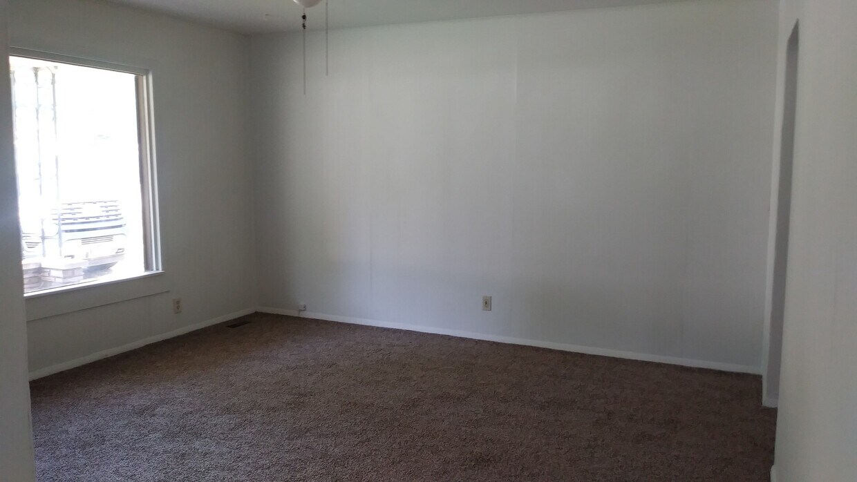Foto principal - 2 bed 1 bath with garage