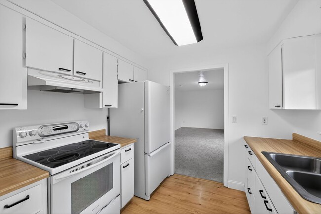 Building Photo - Charming Single-Level Home with Large Fenced Yard – Pets Welcome!