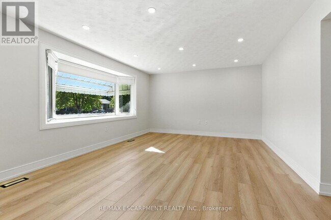 Building Photo - 35 Wildewood Ave