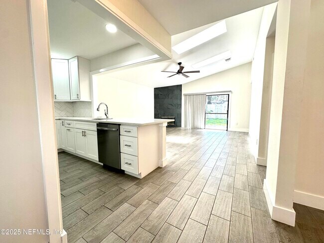 Foto del edificio - 4364 Lake Woodbourne Dr S