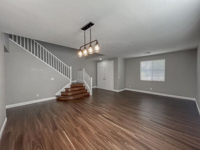 Foto del edificio - Stunning 5-Bedroom Home in Gated Community...
