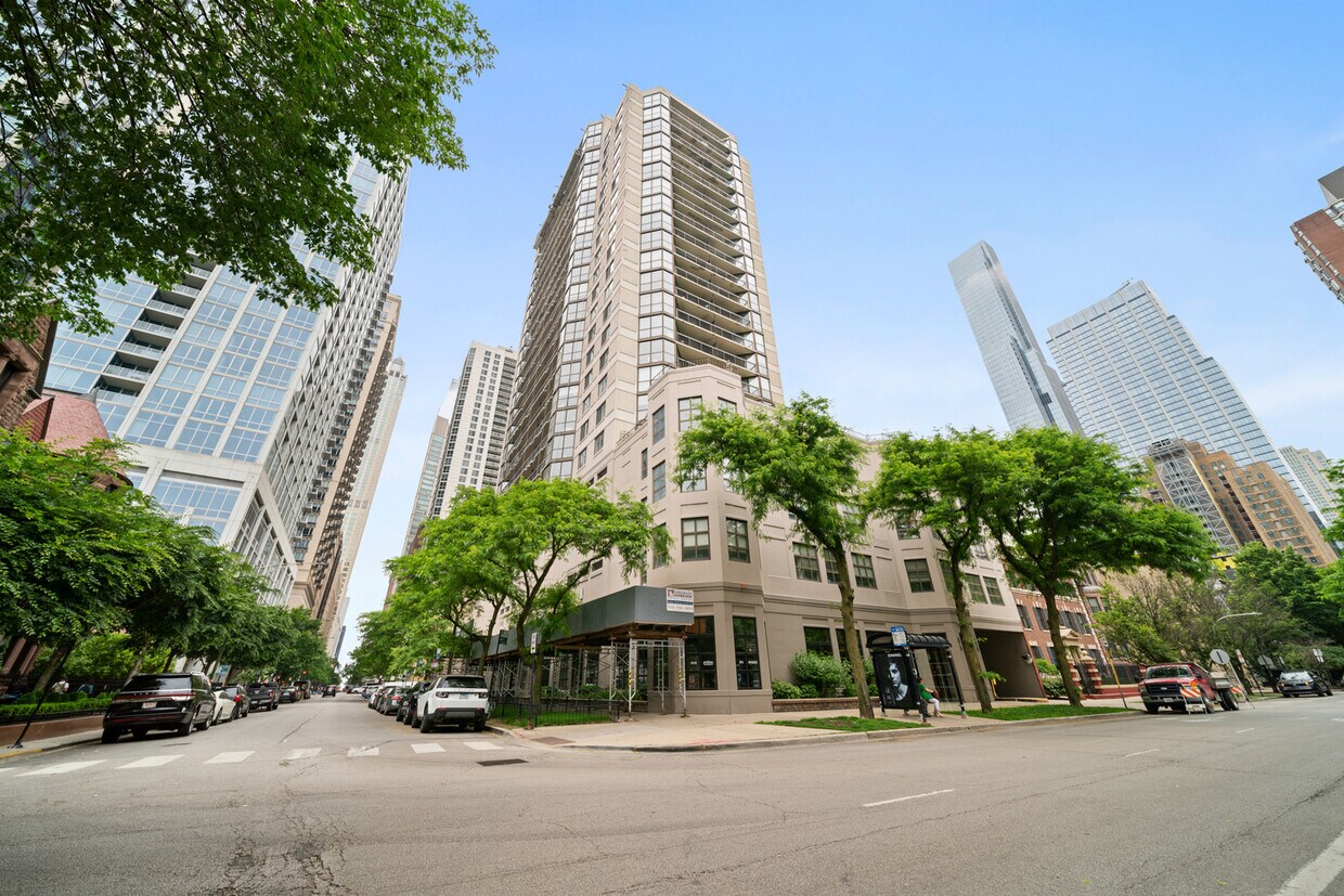 Primary Photo - 33 W Delaware Pl