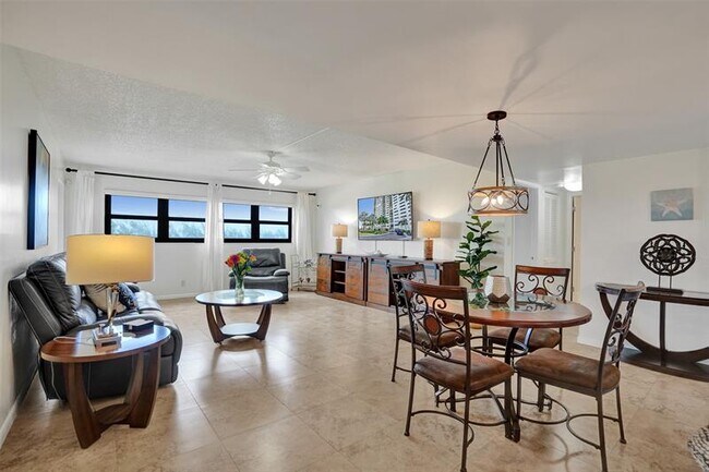 Foto del edificio - 3200 Port Royale Dr N