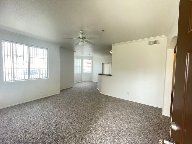 Foto del edificio - NEW CARPET AND PAINT, 2 bed/2 bath/ 1 CG/ Overlooking beautiful pool