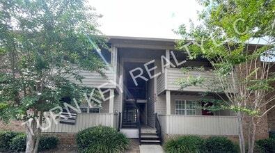 Building Photo - 910 Chapel Creek Dr