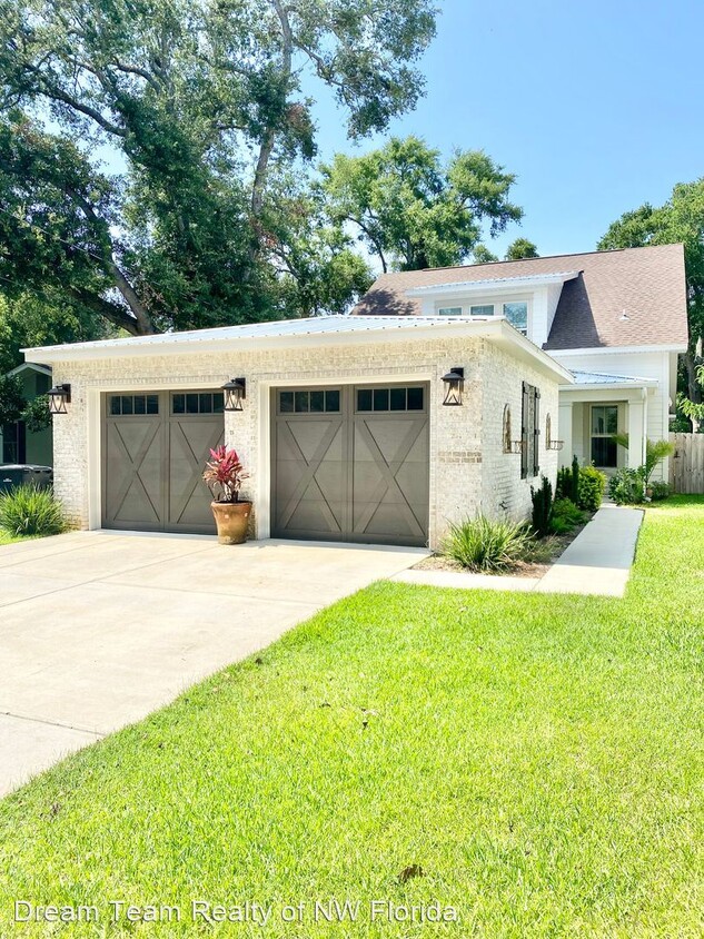 Primary Photo - 4 br, 3.5 bath House - 315 A SE Brooks Street