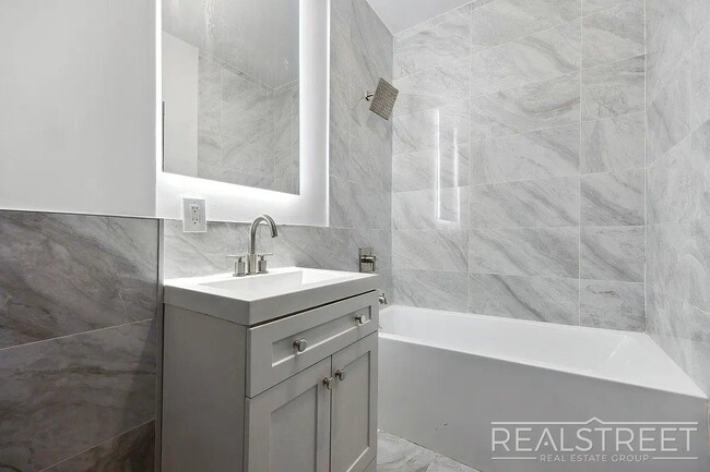 Foto del edificio - Timelessly Renovated Historic Triplex with...