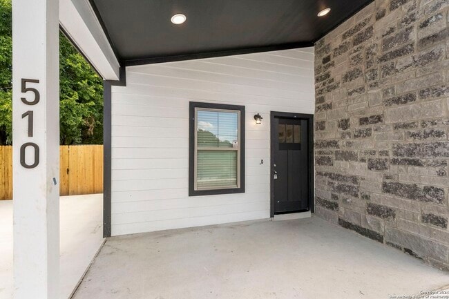 Building Photo - 510 Carol Crest St