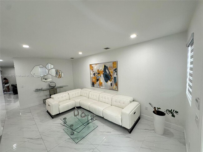 Foto del edificio - 758 NE 34th Ave
