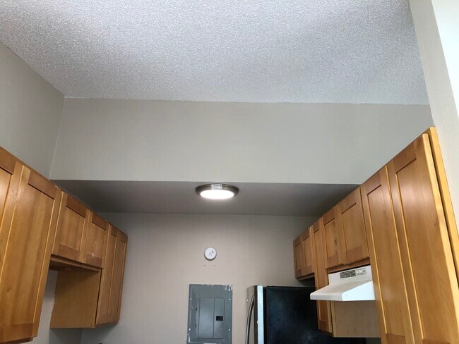 La cocina cuenta con electrodomésticos de acero inoxidable y se abre al comedor y la sala de estar con un desayunador. - 219 E 36th St