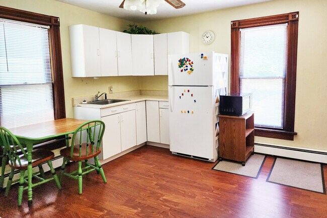 Mucho espacio de almacenamiento - 2706-2 Buffalo Rd