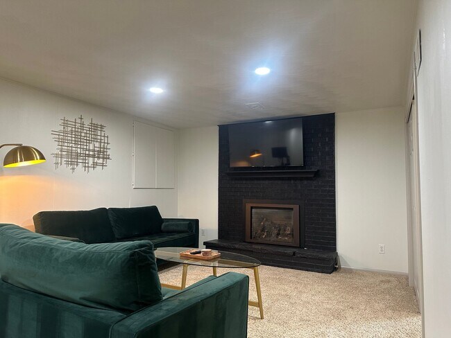 Building Photo - 6526 S Elizabeth Way
