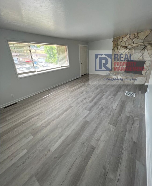 Foto del edificio - 4 Bedroom 2 Bath Home - Pet Friendly