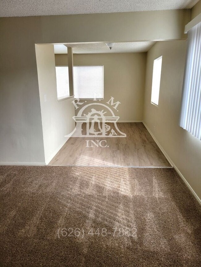 Building Photo - Spacious Upstairs 2-Bedroom, 1-Bathroom Ap...