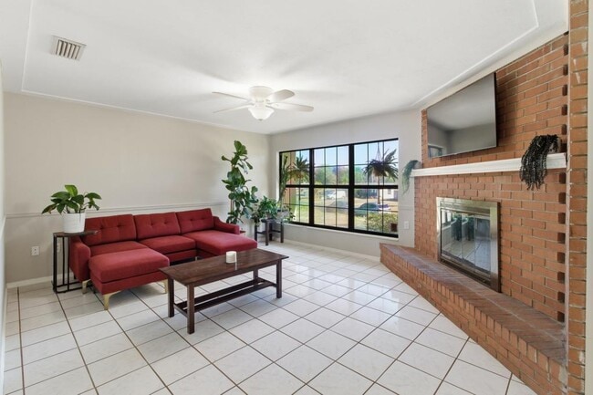 Building Photo - 1411 Crest Dr