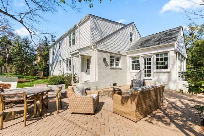 Foto del edificio - Stunning Irving Park 4 bedroom, 4 bathroom home in Greensboro!