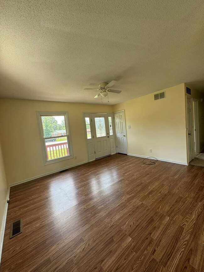 Building Photo - Beautiful 3 bedroom 1.5 baths Brick Ranch