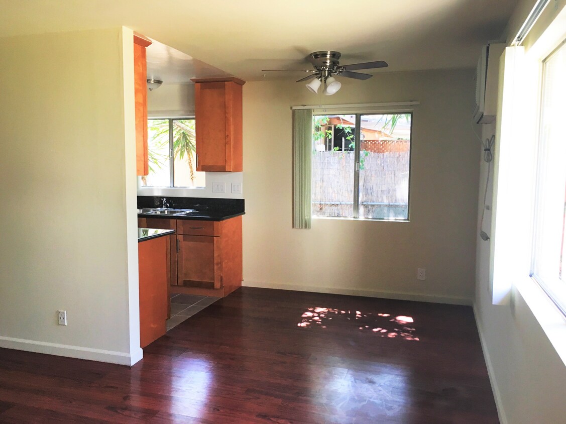 Primary Photo - 1120 E Doran St