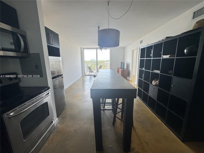 Building Photo - 2000 NE 135th St