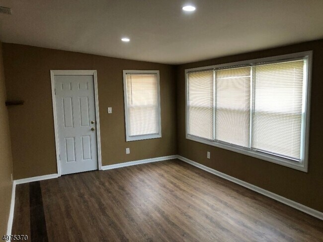 Foto del edificio - 1371 Pompton Ave